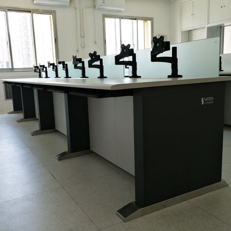 中控室電腦監(jiān)控臺(tái)