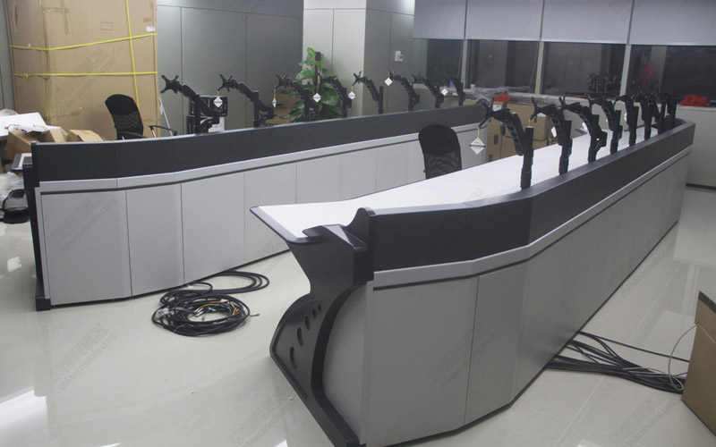 順豐速運萬基總部弱電機(jī)房操作臺照片